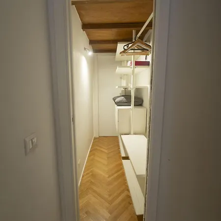Spanish Steps Lovely With Balcony Apartman